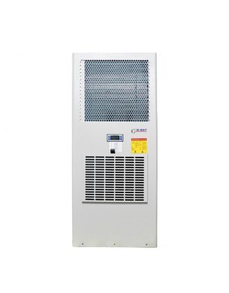 Unidad de aire acondicionado industrial instalada en tablero eléctrico de potencia